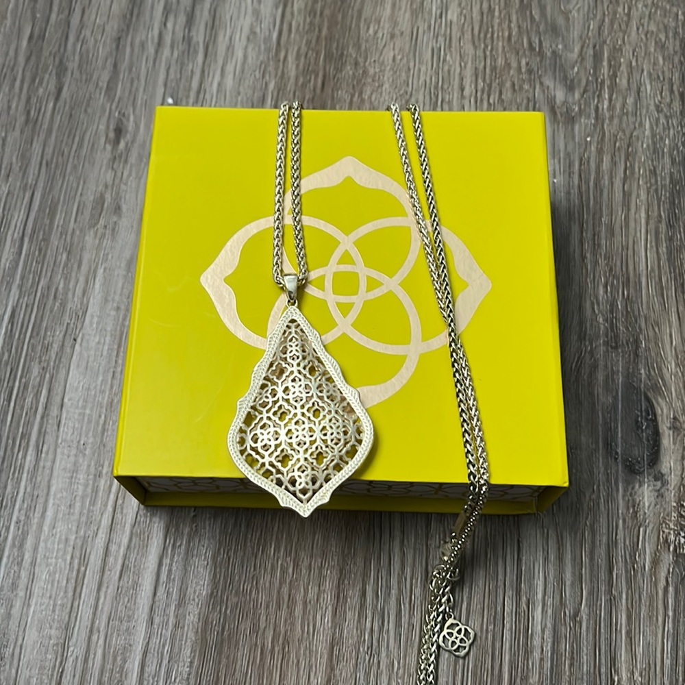 Gold Kendra Scott Pendant Necklace!